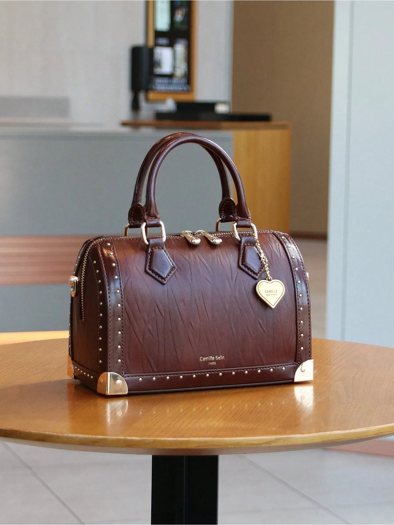 Fashionable high-end vintage rivet box-shaped bag personalized street handbag Boston bag
