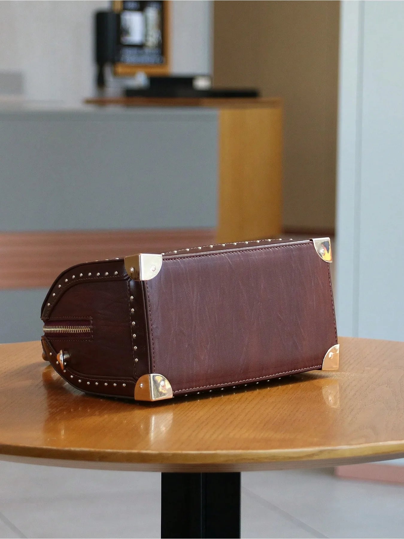 Fashionable high-end vintage rivet box-shaped bag personalized street handbag Boston bag